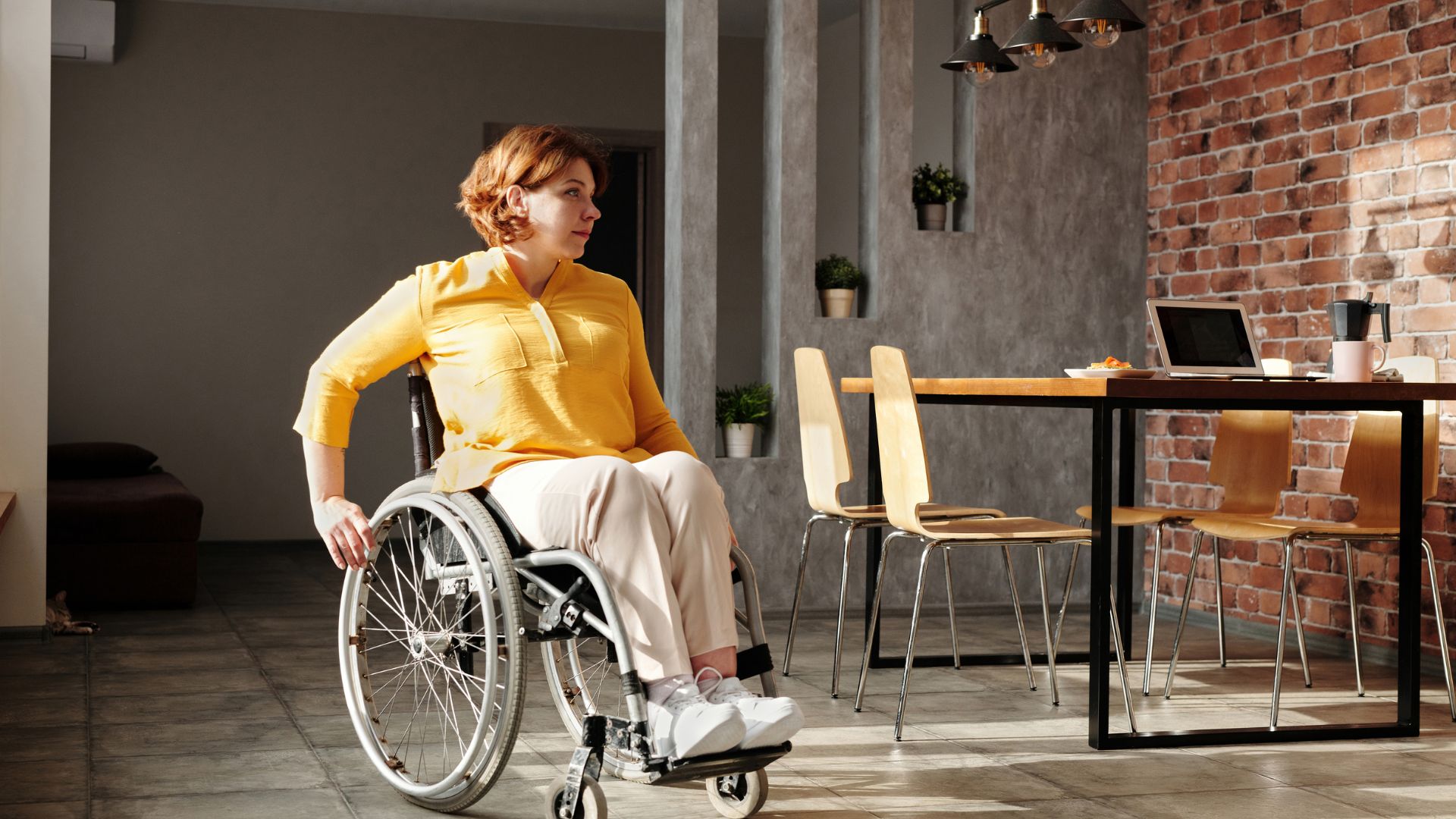 Kobieta Przemieszczająca się Na Wózku Inwalidzkim Po Mieszkaniu